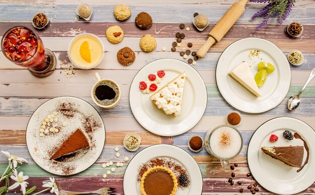 Stół z kilkoma talerzami deserów